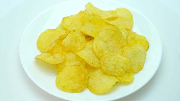 Batatas Fritas Crocantes Num Prato Branco Vista Superior 360 Rotação — Vídeo de Stock
