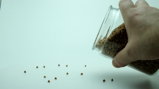 荞麦是从罐头中倒入旋转表面的 360次轮调 — 图库视频影像