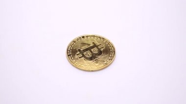 Altın Bitcoin para beyaz arka planda döner. Görüntü. 360 döndürme.