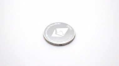 Bir Ethereum madeni parası beyaz arka planda dönüyor. Görüntü. 360 döndürme.