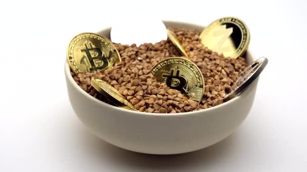 Grañones Trigo Sarraceno Monedas Bitcoin Una Taza Profunda Filmación 360 — Vídeos de Stock