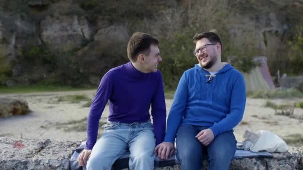 Twee gay zitten op zee — Stockvideo