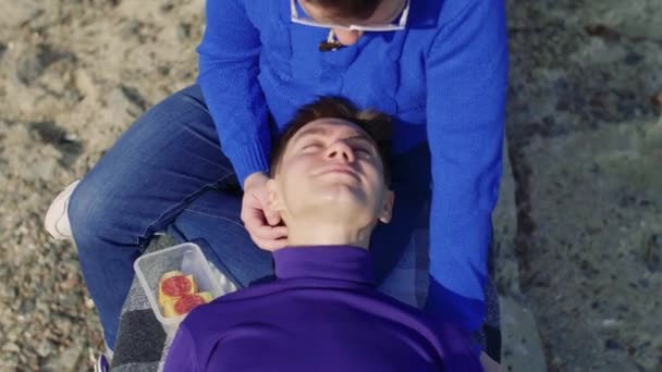 Twee gay zitten op zee — Stockvideo