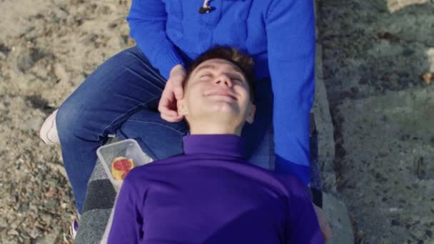 Två homosexuella sitta till sjöss — Stockvideo