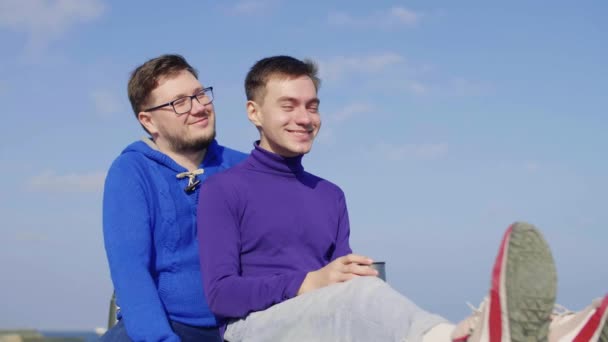 Due gay sedersi a mare — Video Stock