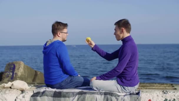 两个同性恋坐在海里 — 图库视频影像