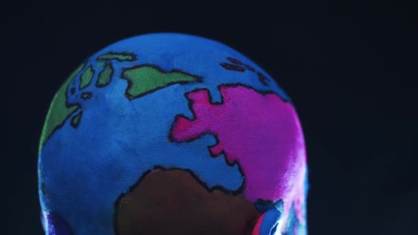 Skallet mann i sammensetningen av planeten jord – stockvideo