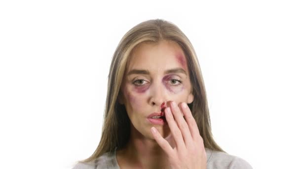 Flicka på en vit bakgrund med blåmärken — Stockvideo