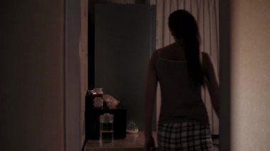 Geceleri buzdolabından yemek yiyor.