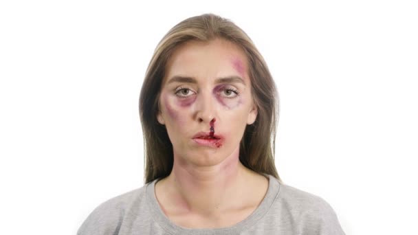Flicka på en vit bakgrund med blåmärken — Stockvideo