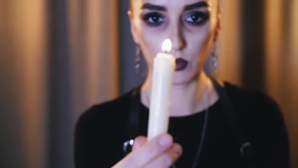 Fille conduit retouals occultes — Video