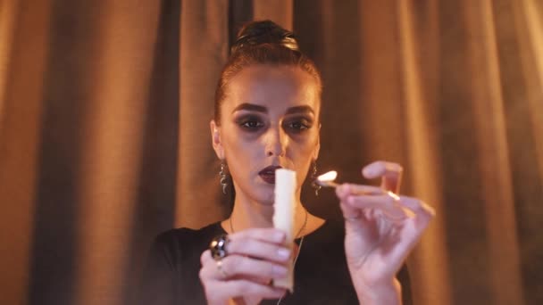 Meisje voert occulte retouals — Stockvideo