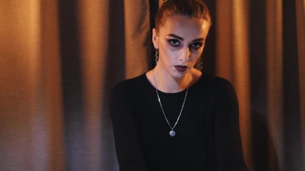 Dziewczyna prowadzi rekolekcje okultystyczne — Wideo stockowe