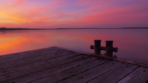 Günbatımı gökyüzünün manzarası döngü renkleri denizi üzerinde — Stok video