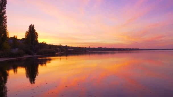 El paisaje del cielo del atardecer en el mar de colores en bucle — Vídeo de stock