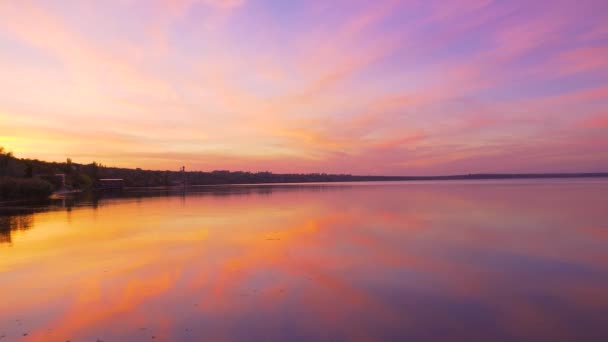 Landskapet i solnedgången himlen på havet av looping färger — Stockvideo