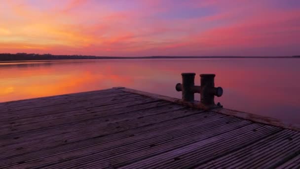 Il paesaggio del cielo del tramonto sul mare di colori cangianti — Video Stock