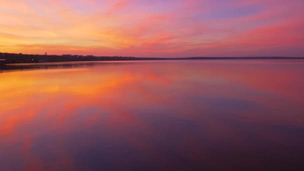 찬란 한 색깔의 바다에 떠 있는 석양 하늘의 풍경 — 비디오