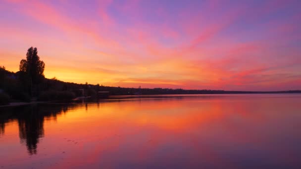 色の海に沈む夕日の空の風景 — ストック動画