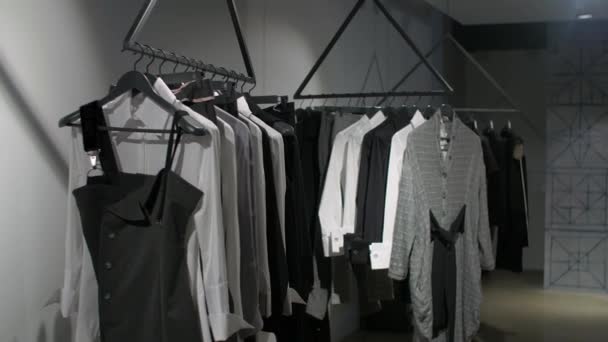 A boltban a ruhák vállfák — Stock videók