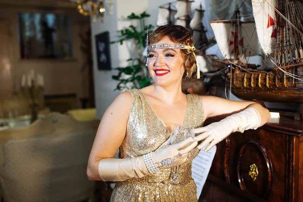 Gatsby stijl 20-30 jaar oud meisje in glanzende avond as jurk Rechtenvrije Stockafbeeldingen