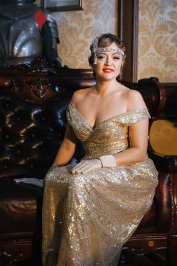 Gatsby tarzı 20-30 yaşlarında, parlak akşam külleri içinde bir kız.