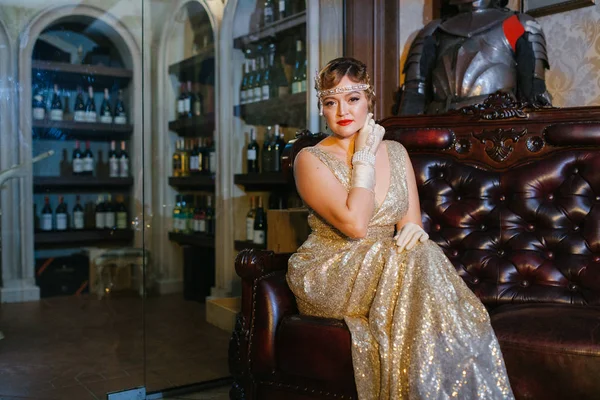Gatsby tarzı 20-30 yaşlarında, parlak akşam külleri içinde bir kız.