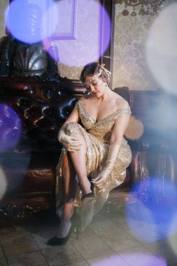 Gatsby tarzı 20-30 yaşlarında, parlak akşam külleri içinde bir kız.