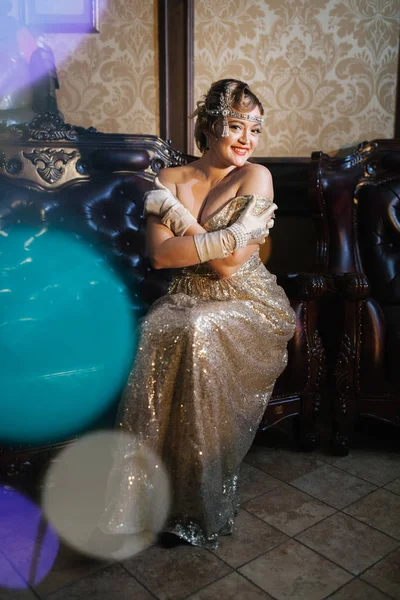 Gatsby estilo 20-30 anos de idade menina no vestido cinzas noite brilhante — Fotografia de Stock