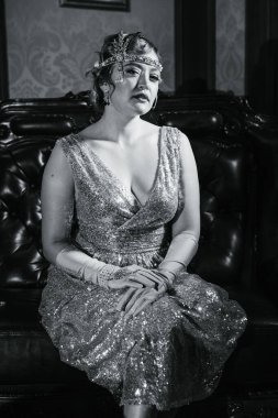 Gatsby tarzı 20-30 yaşlarında, parlak akşam külleri içinde bir kız.