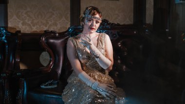 Gatsby tarzı 20-30 yaşlarında, parlak akşam külleri içinde bir kız.