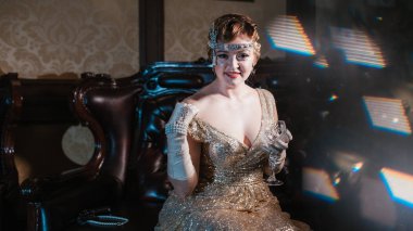 Gatsby tarzı 20-30 yaşlarında, parlak akşam külleri içinde bir kız.