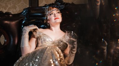 Gatsby tarzı 20-30 yaşlarında, parlak akşam külleri içinde bir kız.