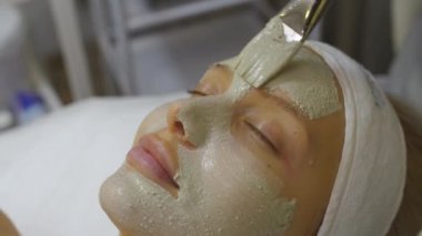 Ofisteki bir güzellik uzmanı prosedürleri gerçekleştirir.