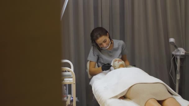 A beautician in the office carries out procedures — Stock Video