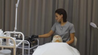 Ofisteki bir güzellik uzmanı prosedürleri gerçekleştirir.