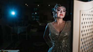 Gatsby tarzı 20-30 yaşlarında, parlak akşam külleri içinde bir kız.