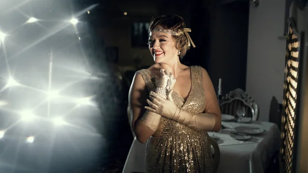 Gatsby tarzı 20-30 yaşlarında, parlak akşam külleri içinde bir kız.