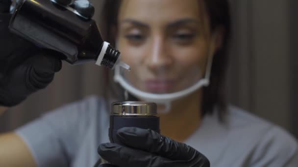 Eine Kosmetikerin im Büro führt Eingriffe durch — Stockvideo