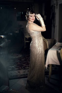 Gatsby tarzı 20-30 yaşlarında, parlak akşam külleri içinde bir kız.