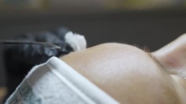 Ofisteki bir güzellik uzmanı prosedürleri gerçekleştirir.