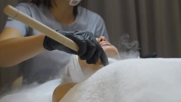 Egy kozmetikus az irodában eljárásokat végez — Stock videók