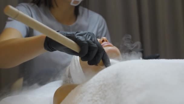 A beautician in the office carries out procedures — 비디오