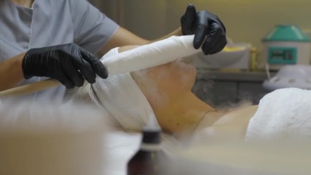 A beautician in the office carries out procedures — Stock Video