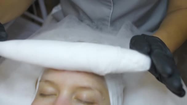 Eine Kosmetikerin im Büro führt Eingriffe durch — Stockvideo