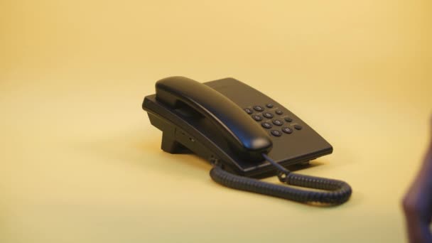 téléphone à bouton-poussoir sur fond jaune 