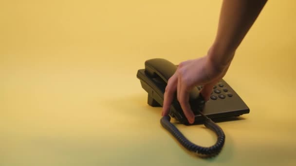 téléphone à bouton-poussoir sur fond jaune 