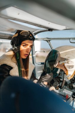 Bir pilot suretinde bir kız