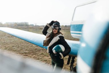 Bir pilot suretinde bir kız