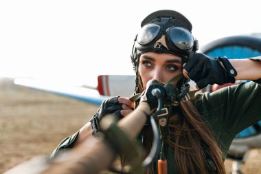 Bir pilot suretinde bir kız